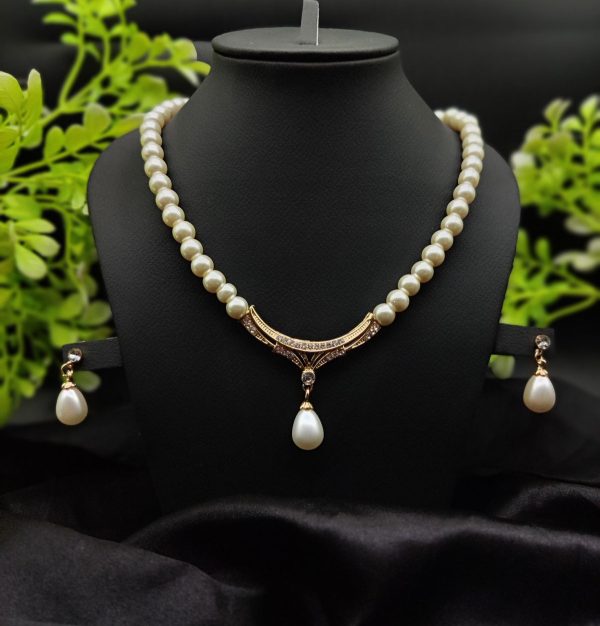 Imported Elegant Gold-plated Pearl Necklace With Teardrop Pendant